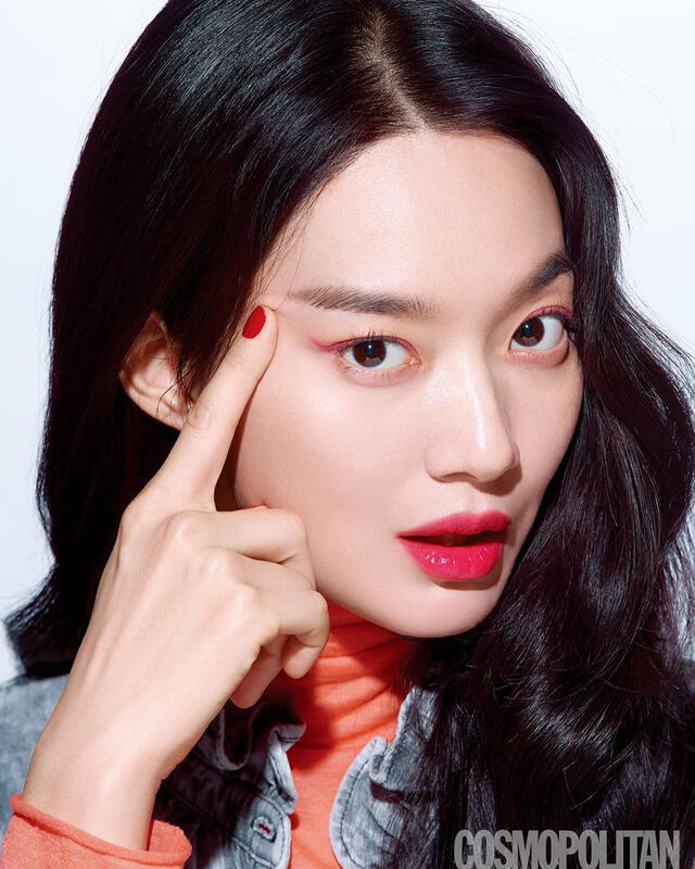 Shin Min Ah protagoniza editorial de belleza para la línea de maquillaje de Chanel. Cosmopolitan. Mayo, 2020.