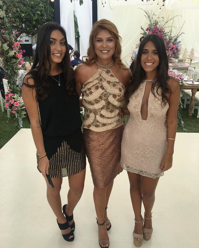 Sabrina Hart junto a su madre y hermana en la boda de Korina Rivadeneira y Mario Hart en 2017. Foto: Sabrina Hart/Instagram