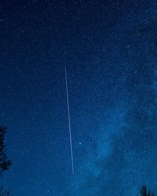 Un bólido de fuego Leónidas deja una estela brillante en el cielo de Asheville, en Carolina del Norte (Estados Unidos). Foto: Asheville Pictures / Twitter