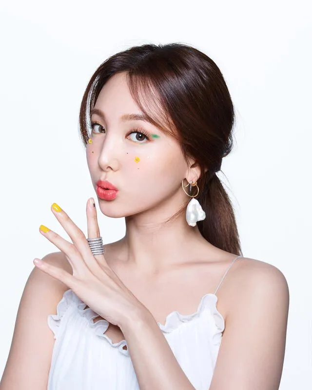 La vocalista y bailarina de TWICE, Nayeon fotografiada para la edición de mayo 2020 de la revista Allure.