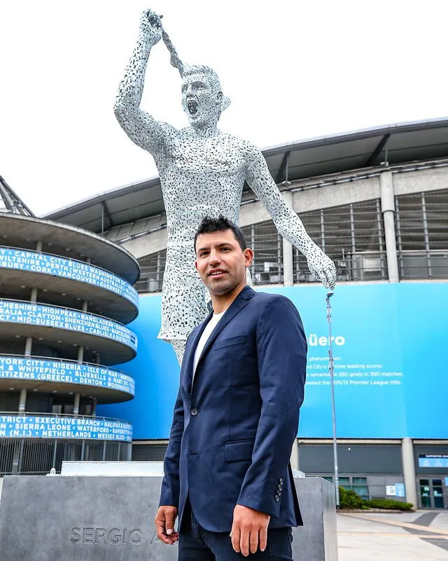 Agüero junto a su estatua. Foto: Manchester City.