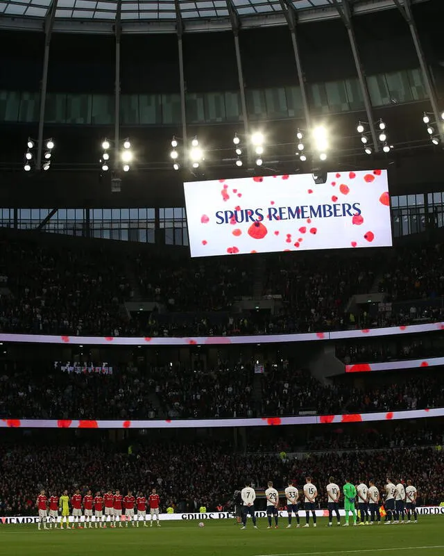 Homenaje a los soldados caídos en el duelo entre Tottenham y Manchester United. Foto: Twitter Manchester United