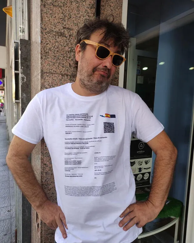 Ciudadano español crea camisetas con certificado COVID-19 para que los vacunados puedan ir a bares
