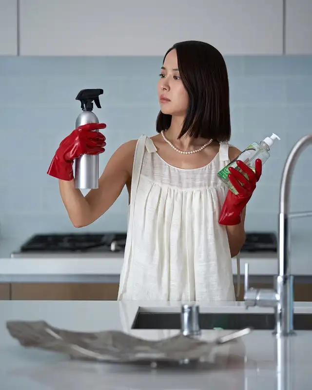 Cho Yeo Jeong en editorial fotográfica inspirada en 'Parasite'. Vestido Prada; Collar Tiffany & Co.; Guantes Vex Clothing. Cho Yeo Jeong en editorial fotográfica inspirada en 'Parasite'. Vestido Prada; Collar Tiffany & Co.; Guantes Vex Clothing.