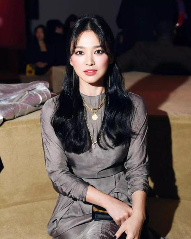 Song Hye Kyo causó sensación con su maquillaje aumado en el Show Spring 2020 de Prada.