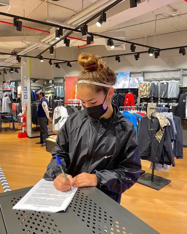 Alessia Sanllehi, la futbolista que fue grabada besándose con Andrés Vílchez Alessia Sanllehi, la futbolista que fue grabada besándose con Andrés Vílchez