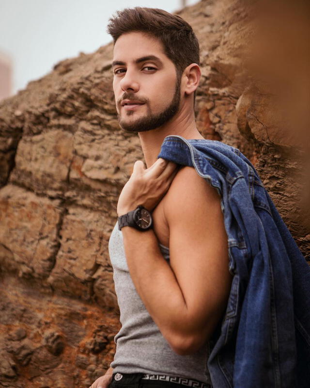 Andrés Wiese, actor y modelo peruano. Se hizo conocido por su papel de Nicolás en la novela 'Al fondo hay sitio' de América TV.