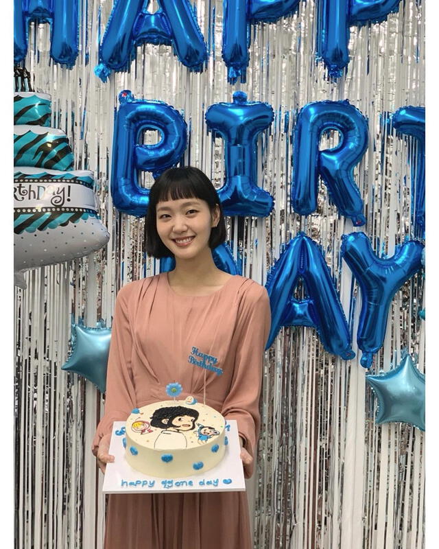 Kim Go Eun sostiene su pastel en agasajo por su cumpleaños 29 (edad internacional). Foto: Instagram