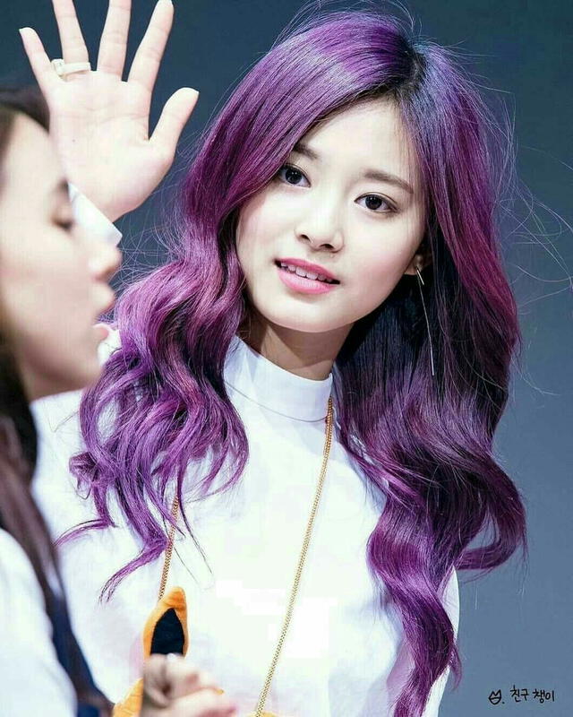 Según se especula la frase de V "I purple you" se habría inspirado en el color de cabello de Tzuyu de TWICE.