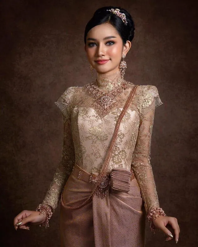 Somnang Alyna, también conocida como Samnang Alyna, es una modelo camboyana de 18 años.