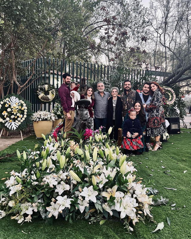 La familia de Vicente Fernández posa en su lugar de entierro. Foto: Instagram/Ramón Fernández