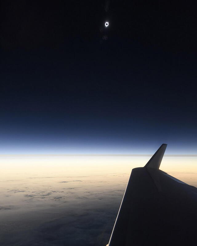 Fotografía de un eclipse solar desde la ventana de un avión. Foto: Babak Tafreshi