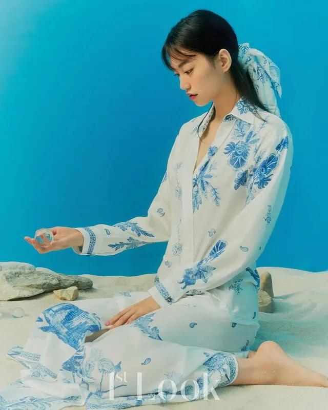 Do Yeon de Weki Meki luce un vestido de la colección S/S2020 de Cédric Charlier, para sesión pictórica de 1st Look. Créditos: Instagram 1st Look