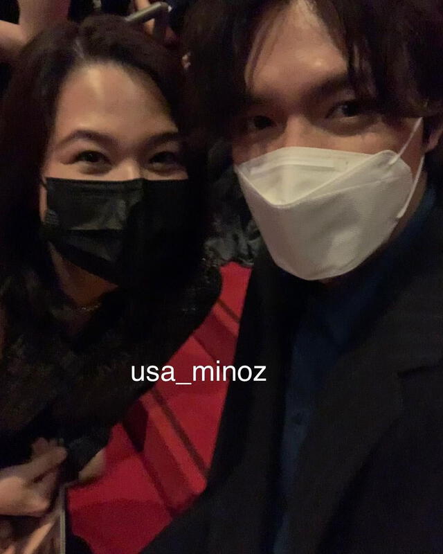 Lee Min Ho y una fan en la premiere de "Pachinko". Foto: vía @usa_minoz/Instagram