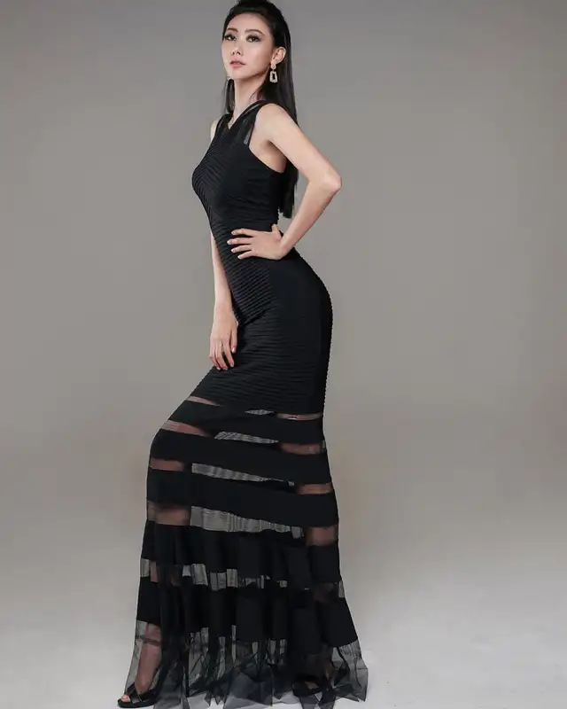 Lee Yeon Joo mide 1.78 metros de altura.