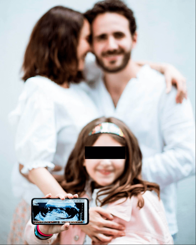 Irán, Pepe e Irka posan con la ecografía del nuevo bebé. Foto: Instagam/Irán Castillo