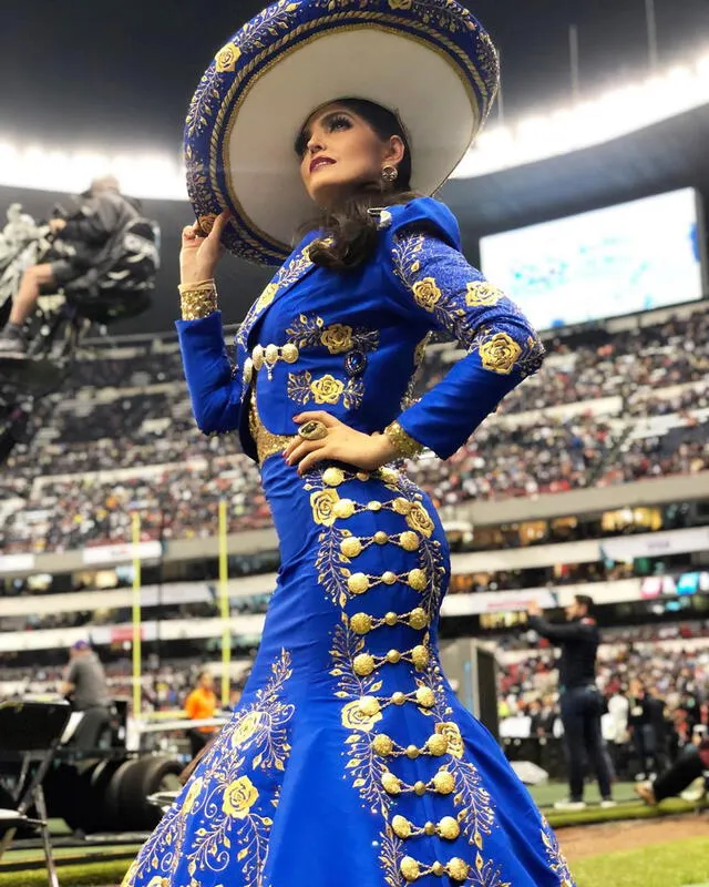 Ana Bárbara cantó el himno nacional de México en el Estadio Azteca