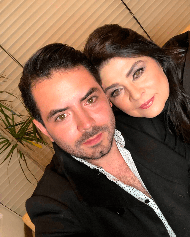 José Eduardo Derbez con su mamá, la actriz Victoria Ruffo.