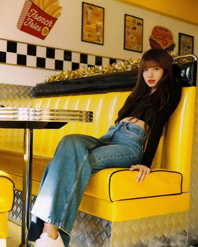 Fotografía en el café MQQN, de Tailandia,  publicada en la cuenta de Instagram de Lisa de BLACKPINK, 1 de enero del 2020.