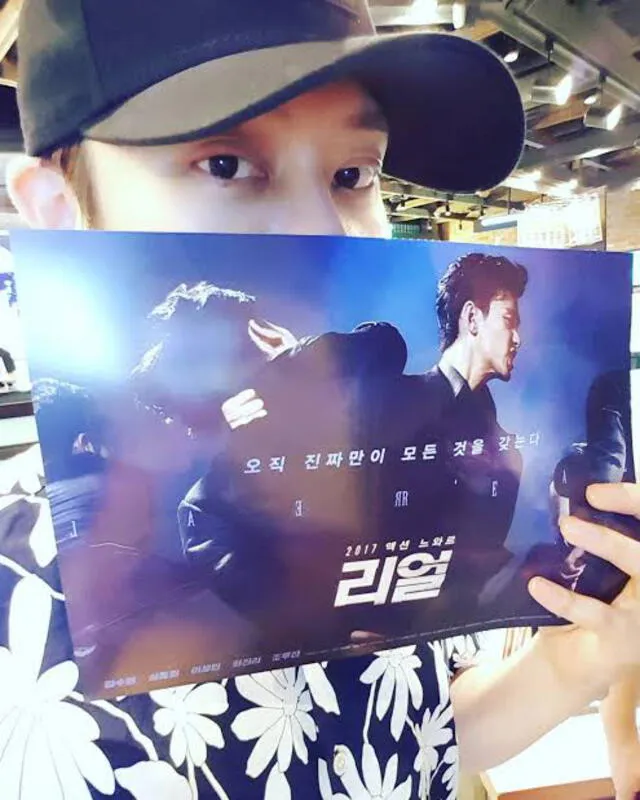 Heechul le brindó su apoyo a Sulli, al recomendar a sus seguidores que vayan al cine a ver su película "Real" junto al actor Kim Soo Hyun. Heechul le brindó su apoyo a Sulli, al recomendar a sus seguidores que vayan al cine a ver su película "Real" junto al actor Kim Soo Hyun.