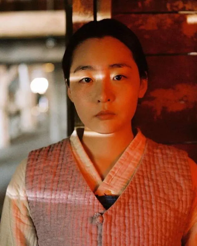 Kim Min Ha como Sunja en Pachinko. Foto: vía Instagram/Justin Chon
