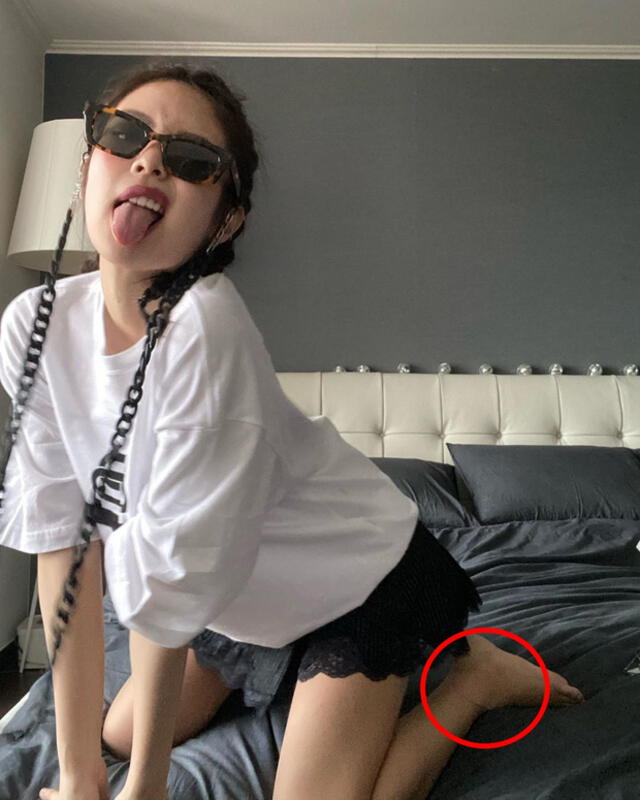 BLACKPINK: un parche cubre una lesión en el pie de Jennie Kim. Instagram. 1 de mayo, 2020.