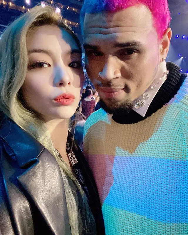 Ailee y Chris Brown en los Grammy 2020.