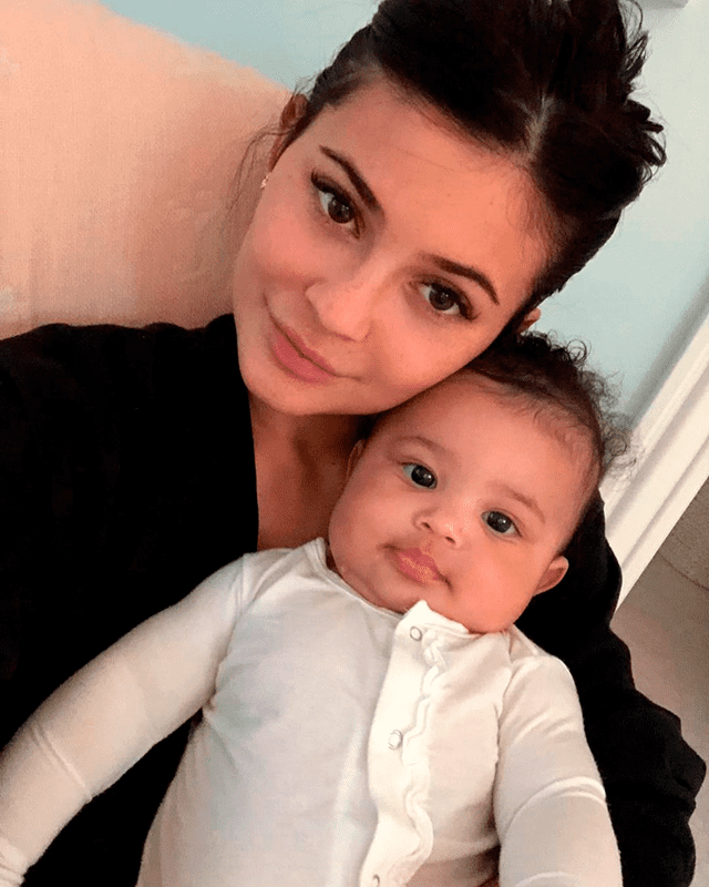 Kylie Jenner enseña a su hija Stormi de dos años la importancia de la paciencia.