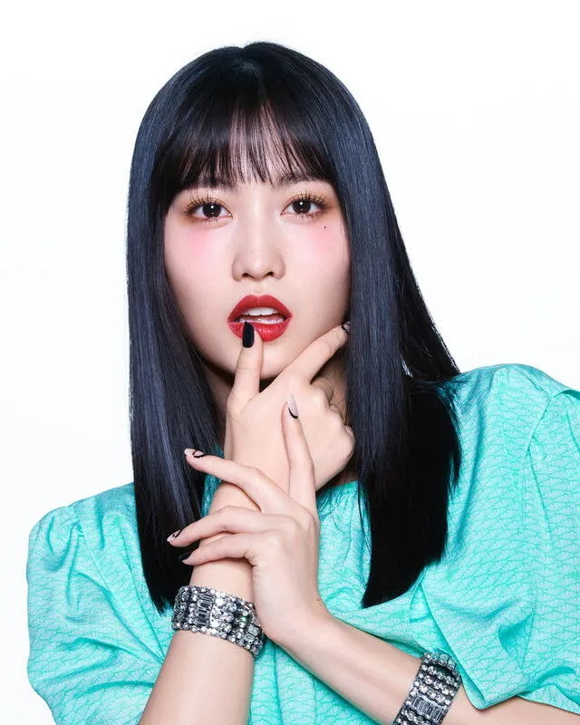 La rapera, vocalista y bailarina de TWICE, Momo fotografiada para la edición de mayo 2020 de la revista Allure.