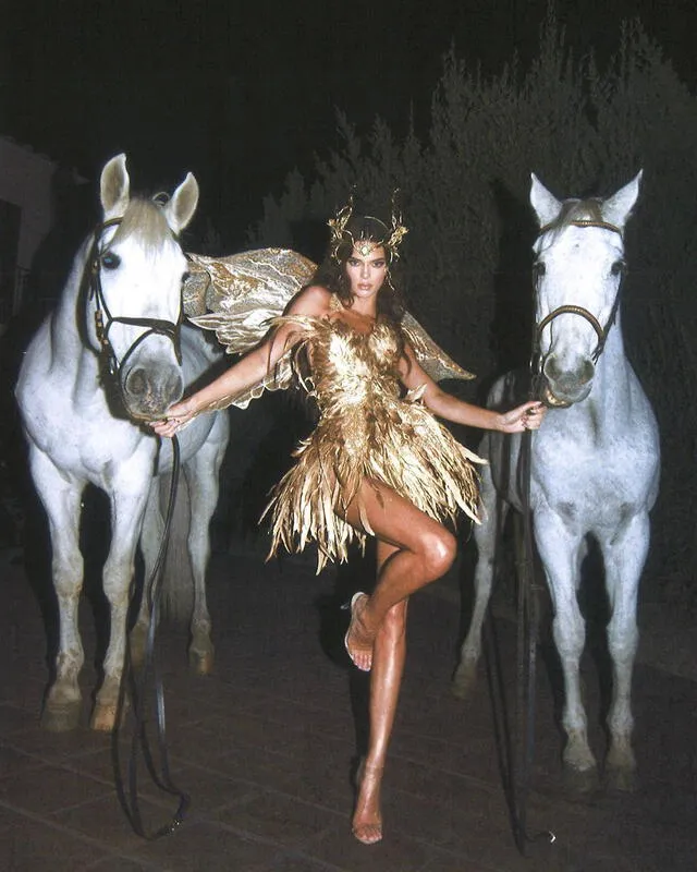 kendall Jenner vestida de hada dorada junto a dos caballos