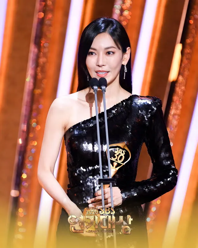 Kim So Yeon recibió un notable premio en los SBS Drama Awards 2020 por su papel en The Penthouse. Foto: SBS