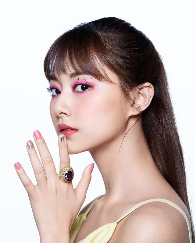 La vocalista, bailarina  y maknae de TWICE, Tzuyu fotografiada para la edición de mayo 2020 de la revista Allure.