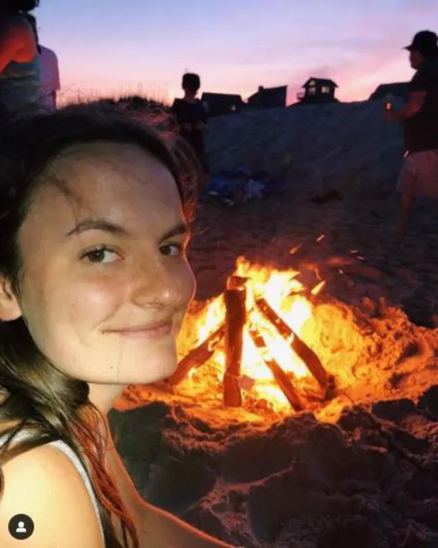 Así luce la niña que fue retratada esbozando una sonrisa frente a un incendio. Foto: Instagram