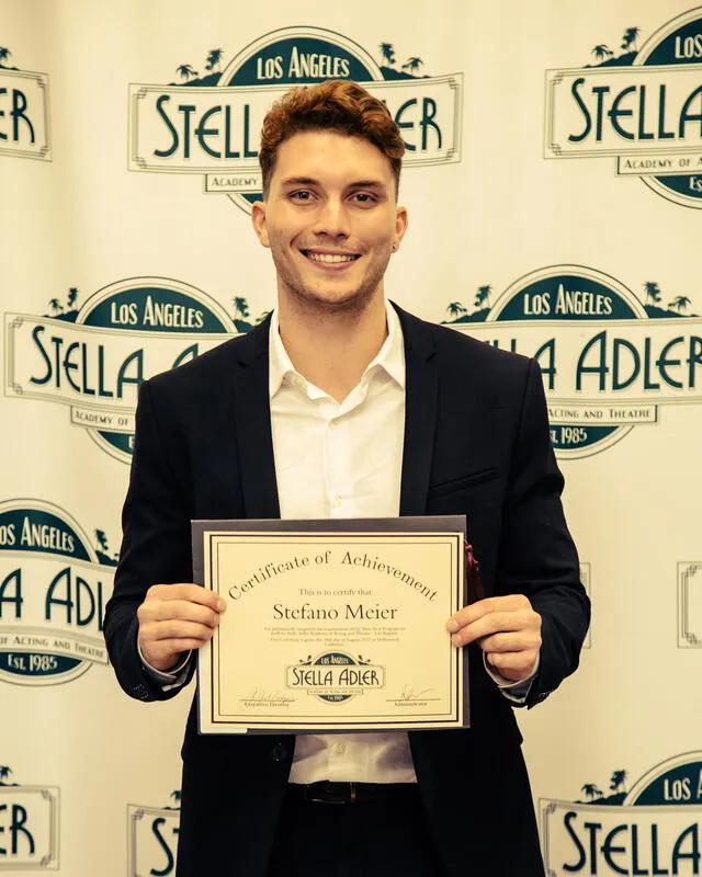 17.10.2017 | Stefano Meier muestra su diploma de graduación de Stella Adler Academy. Foto: Stefano Meier/Instagram