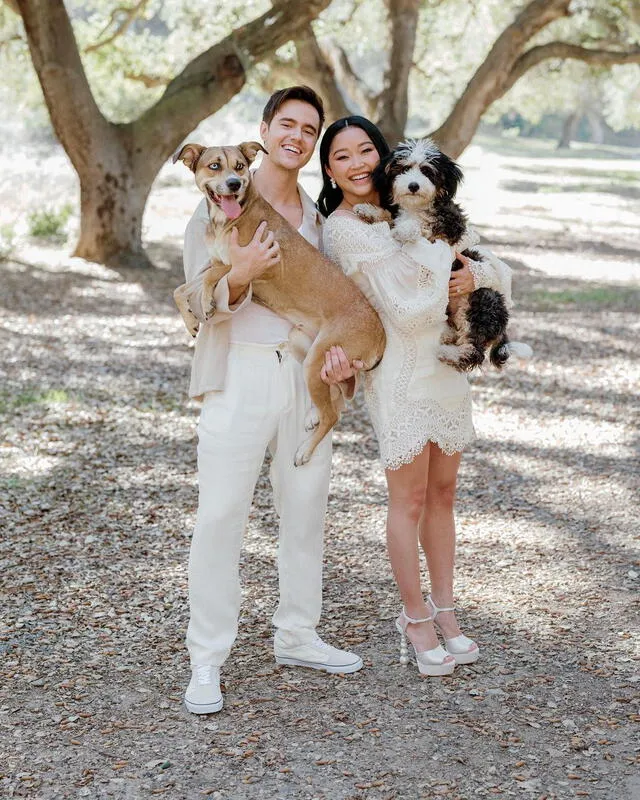 Lana Condor y su novio adoptaron a dos perros, Emmy y Timmy. Foto: Instagram/Lana Condor