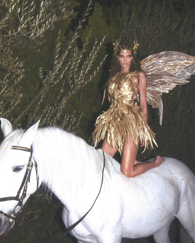 Kendall Jenner sobre un caballo blanco