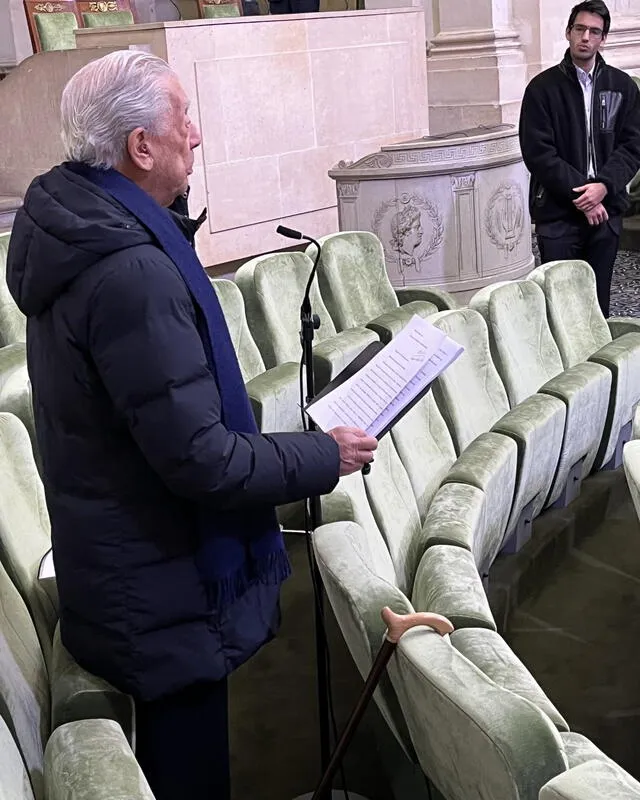  Ensayo de su discurso bajo la atenta mirada de su nieto Leandro. Foto: Twitter / Álvaro Vargas Llosa   