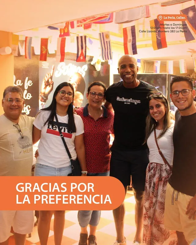 Luis 'Cuto' Guadalupe acostumbra a tomarse fotos con los clientes de su restaurante. Foto: Facebook Restaurante Cuto 16   