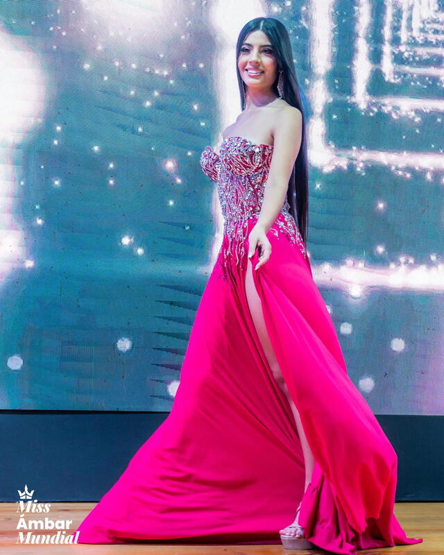  Claudia Roncal lució un diseño de Félix Uzcategui en el Miss Teen Ámbar Mundial. Foto: Facebook<br><br>    