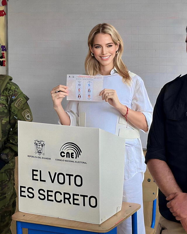  Lavinia Valbonesi ejército su voto a las 9:30 a. m. acompañada de Noboa. Foto: laviniavalbonesi_/Instagram    