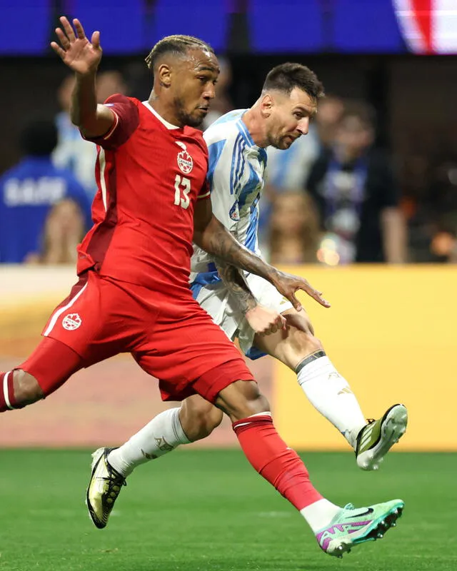  Lionel Messi terminó sentido en los últimos minutos del partido frente a Canadá. Foto: Copa América   