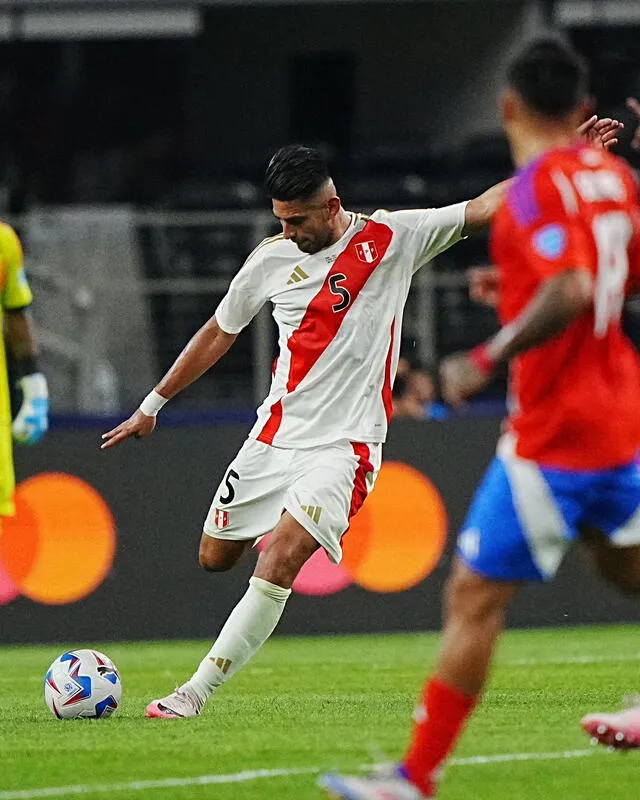 Carlos Zambrano es uno de los referentes de la selección peruana. Foto: Twiter/La Bicolor   