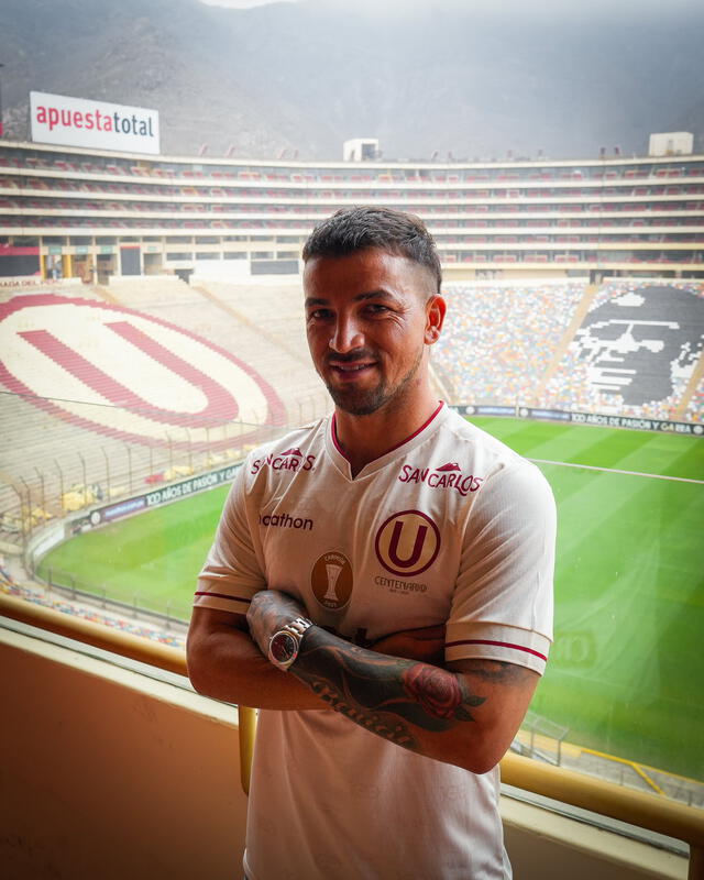 Gabriel Costa posando con la camiseta crema. Foto: Universitario   