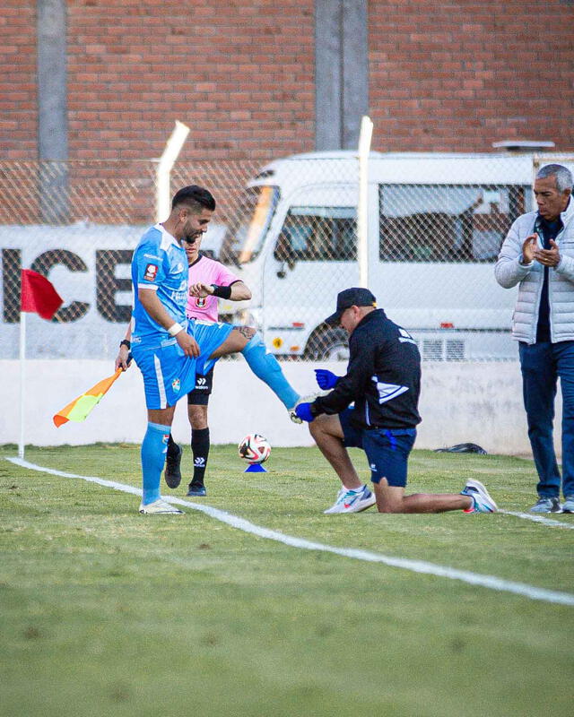  Víctor Cedrón marcó un triplete y se quedó con el balón del partido. Foto: Liga 1   