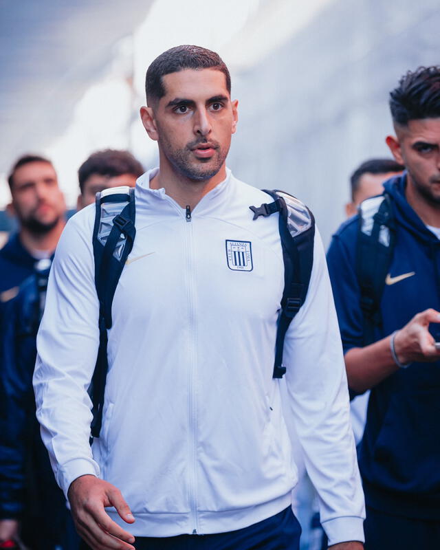  Pablo Sabbag fue titular y dupla de Hernán Barcos frente Alianza Atlético de Sullana. Foto: Alianza Lima   