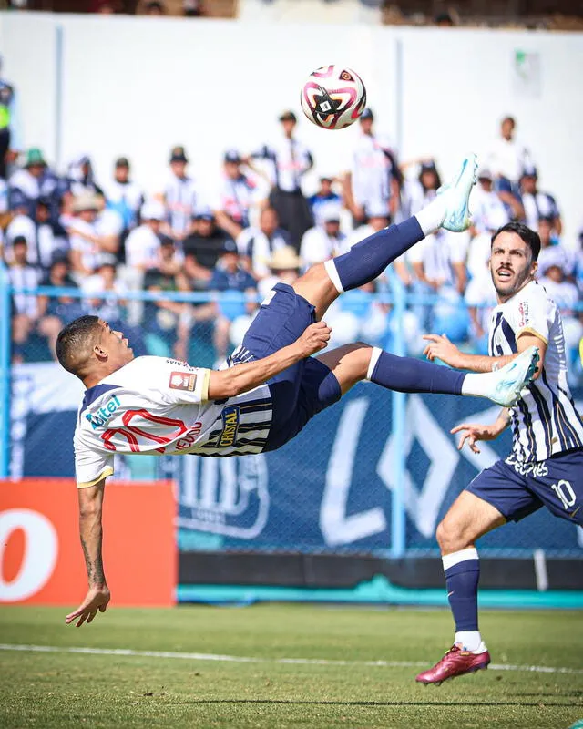  Kevin Quevedo casi anota un golazo de chalaca. Foto: Liga 1 Te Apuesto   