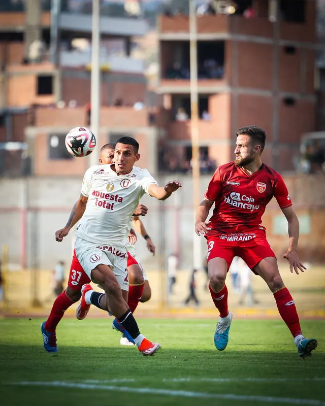  Alex Valera de Universitario recibió 4 fechas de sanción por la pelea ante Melgar. Foto: Universitario/X   