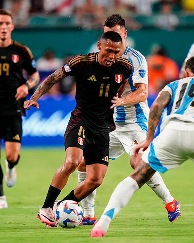 Bryan Reyna jugó contra Argentina en la Copa América. Foto: Twitter.   