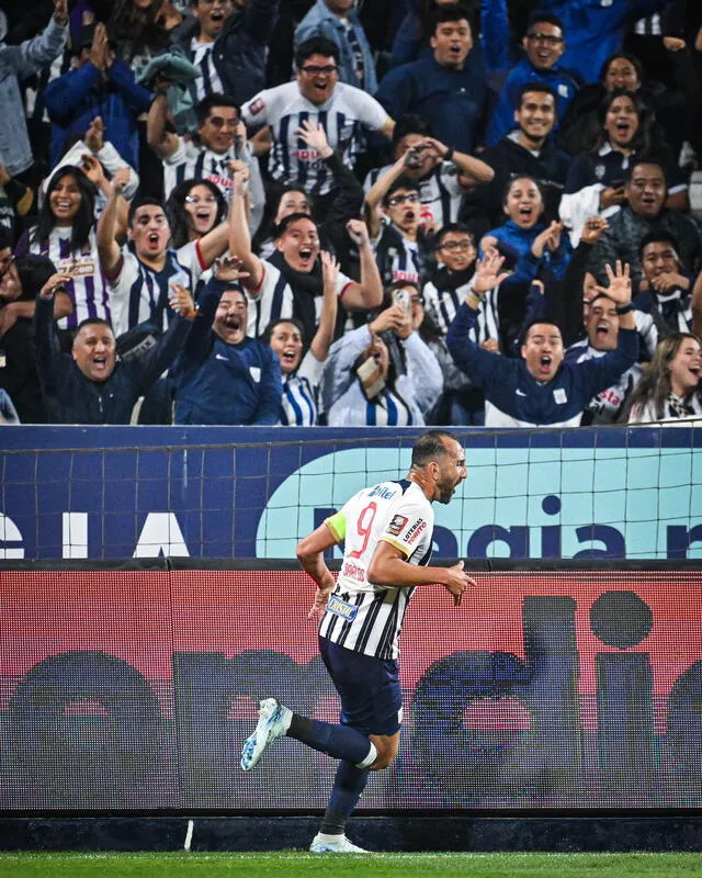  Hernán Barcos regresó con un gol que le dio el triunfo a los blanquiazules. Foto: Alianza Lima   