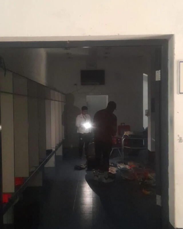  Esta fue una de las fotos que tomó la delegación de Universitario en el preciso momento que estaban sin luz. Foto: Embajadur    